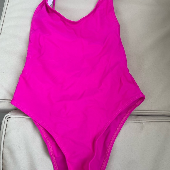 One piece - Picture 1 of 2